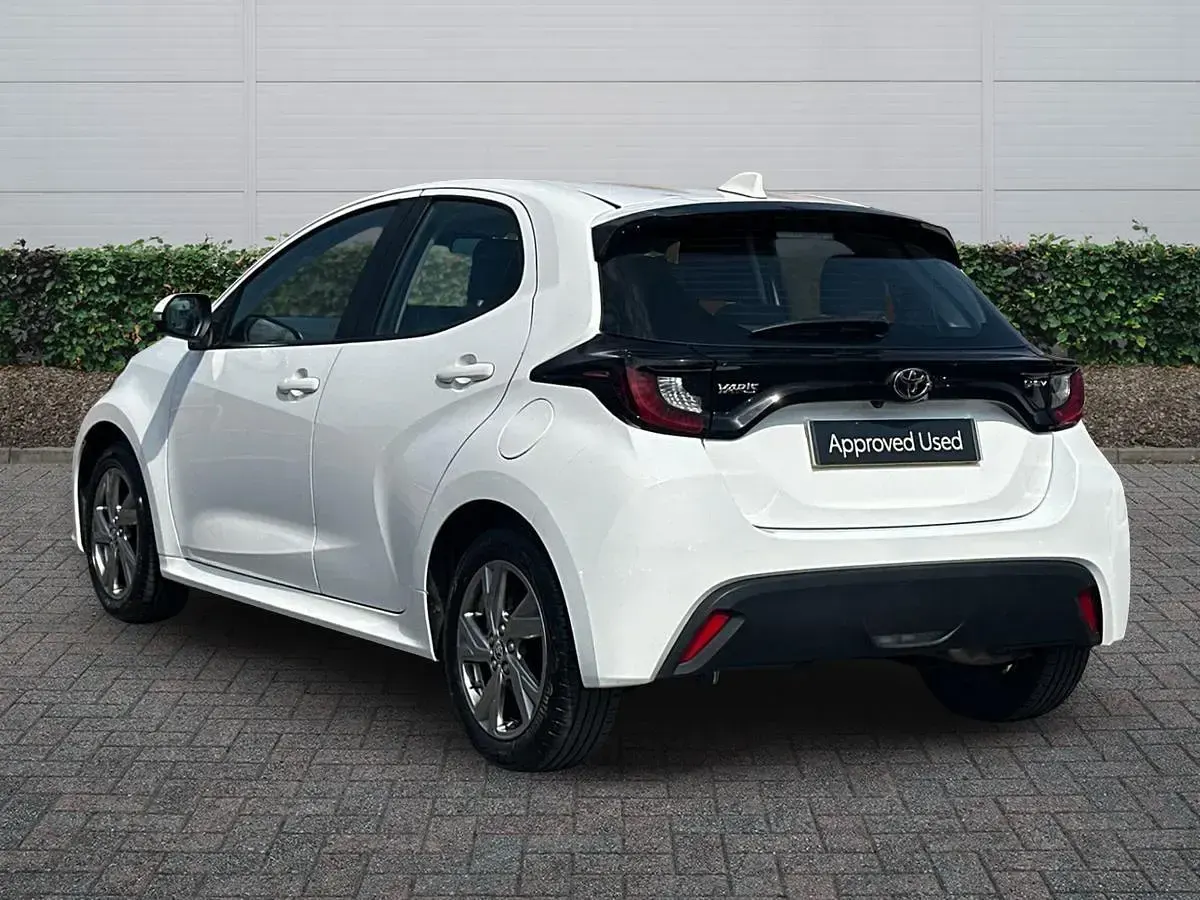 Used Toyota Yaris 116 HP (85 kW) 2024 White Hatchback