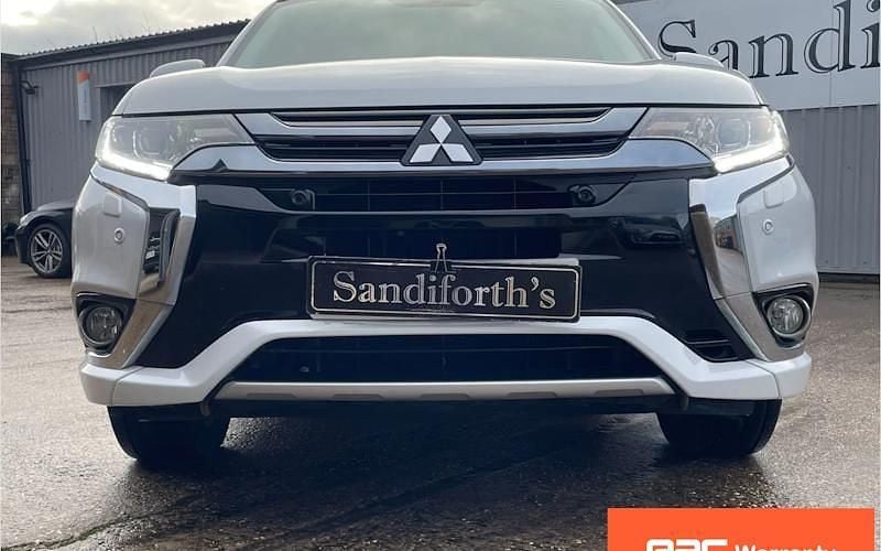 Used Mitsubishi Outlander P-HEV 203 HP (149 kW) 2016 White Estate