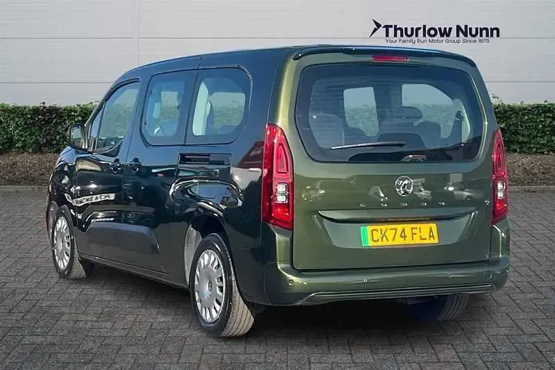 Używany Vauxhall Combo Design Edition 100 kW (136 KM) 2024 Zielony Minivan