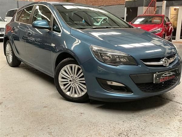 Blue Used 2015 Vauxhall Astra Excite Hatchback | £4,475 (Good price) - Image 1/4