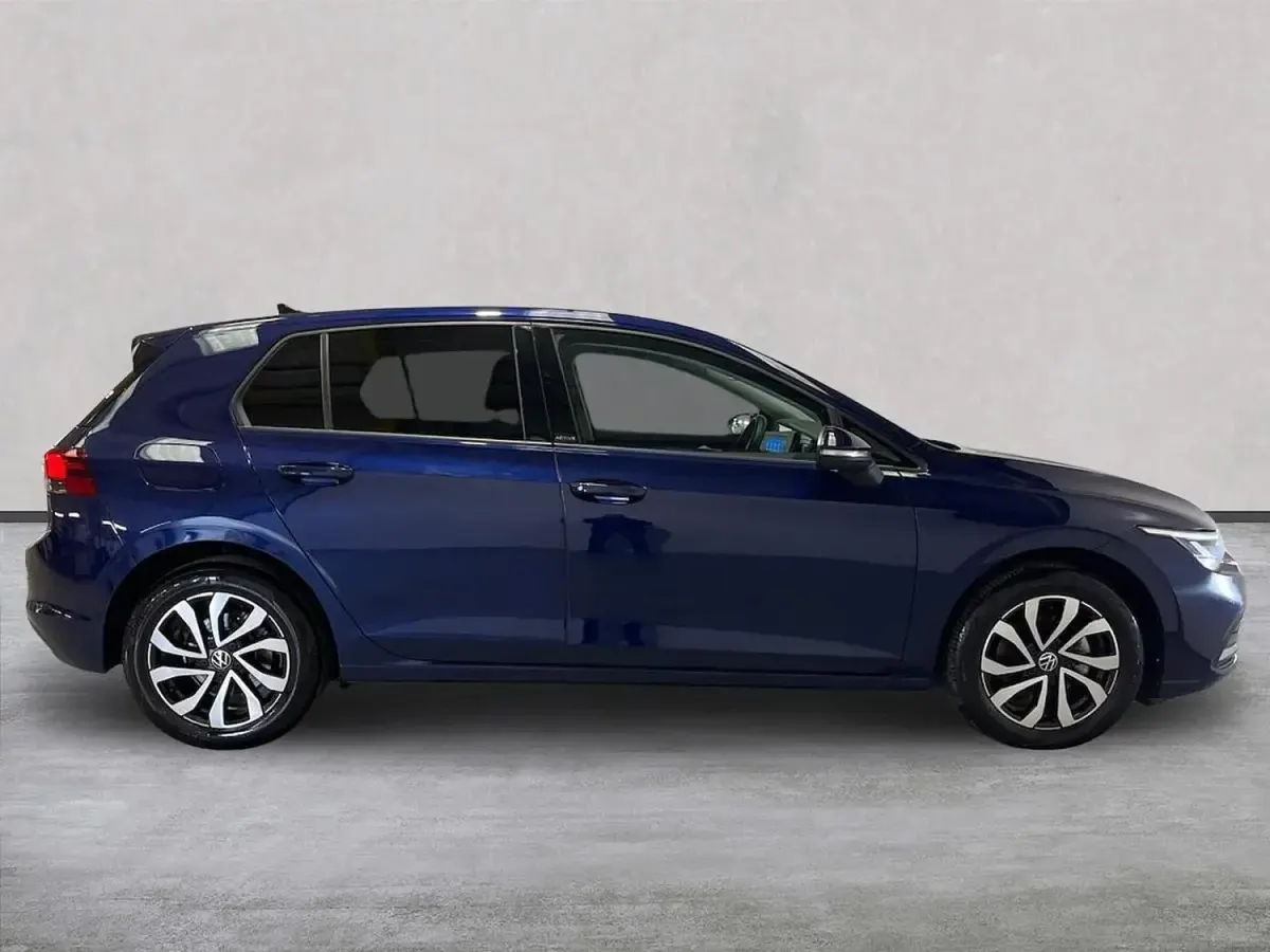 Second-hand VW Golf VIII Active 130 CP (95 kW) 2022 Albastru Hatchback
