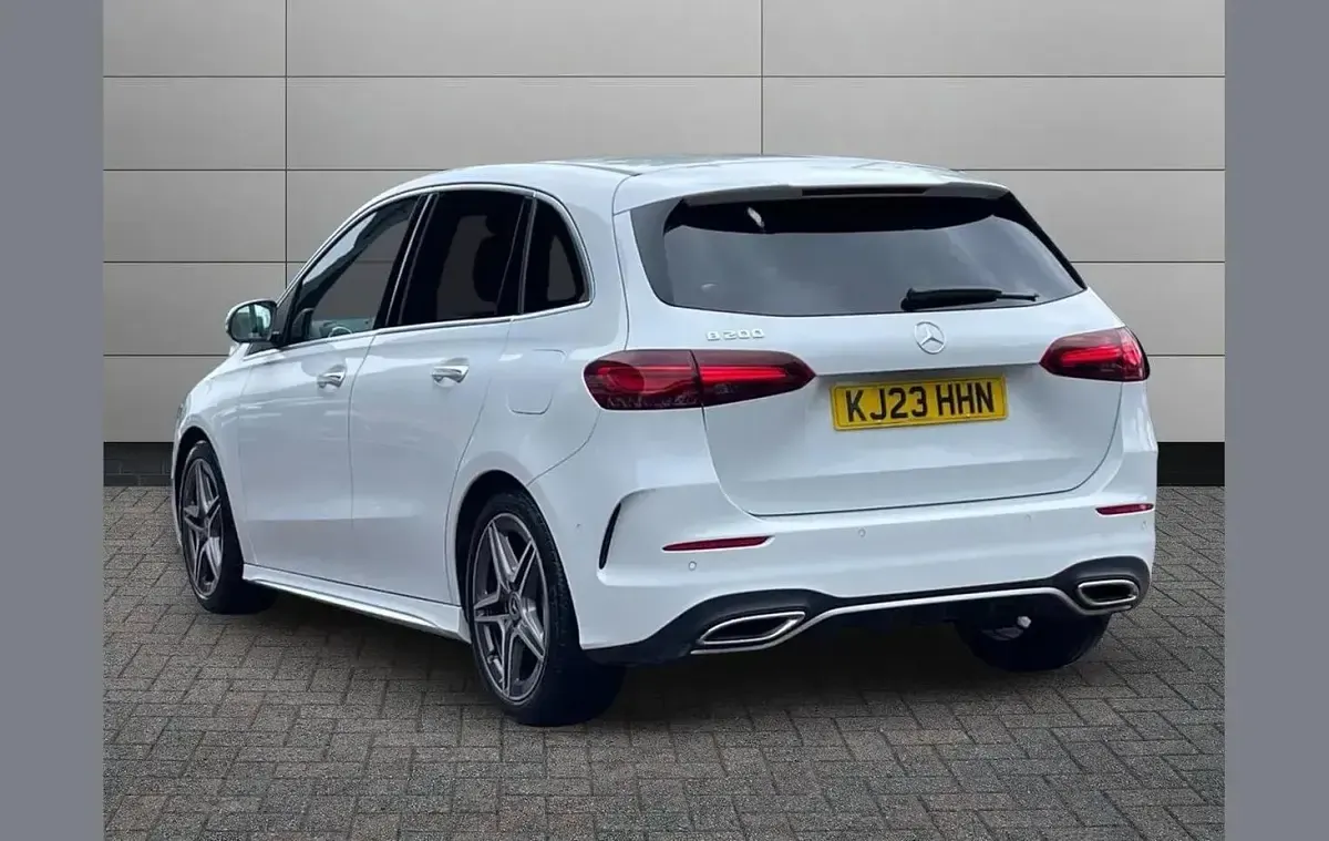 Usado Mercedes B200 Executive 161 HP (118 kW) 2023 Branco Monovolume
