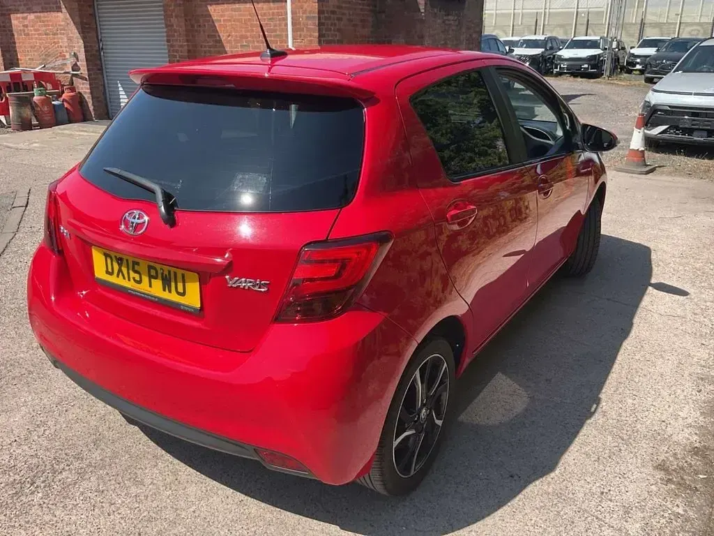 Used Toyota Yaris Sport 99 HP (72 kW) 2015 Red Hatchback