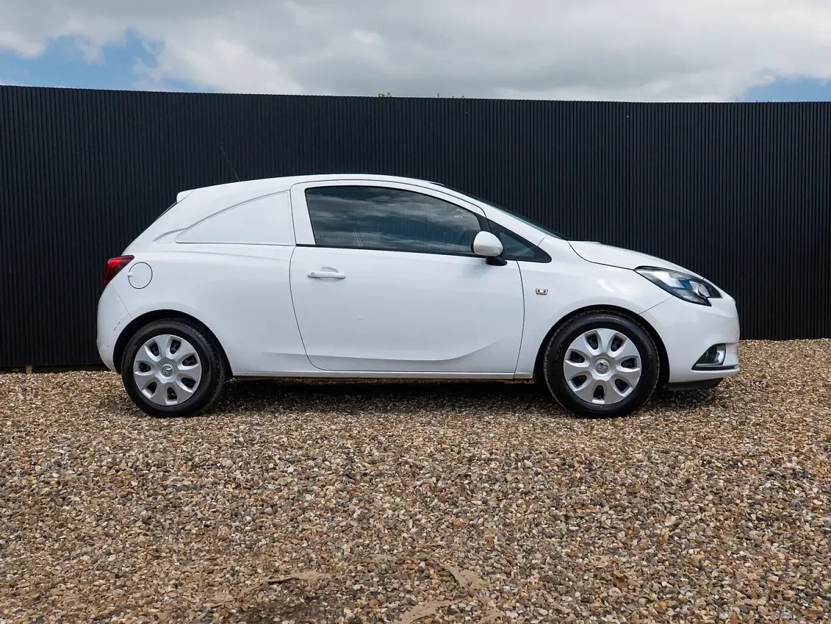 Used Vauxhall Corsa Sportive 95 HP (69 kW) 2018 White Hatchback