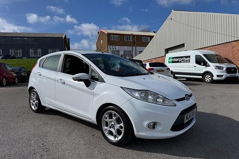 Used Ford Fiesta Zetec 82 HP (60 kW) 2011 White Hatchback