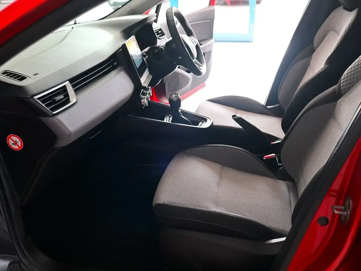 Used Renault Clio V Evolution 90 HP (66 kW) 2024 Red Hatchback