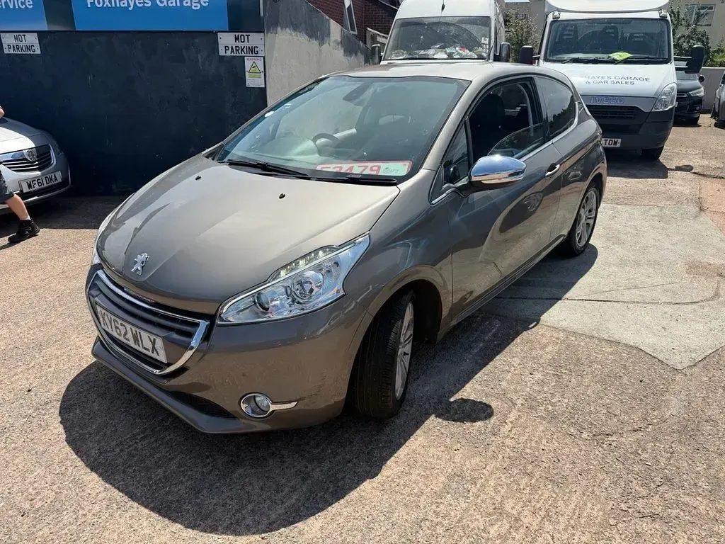 Used Peugeot 208 Allure 68 HP (50 kW) 2012 Grey Hatchback