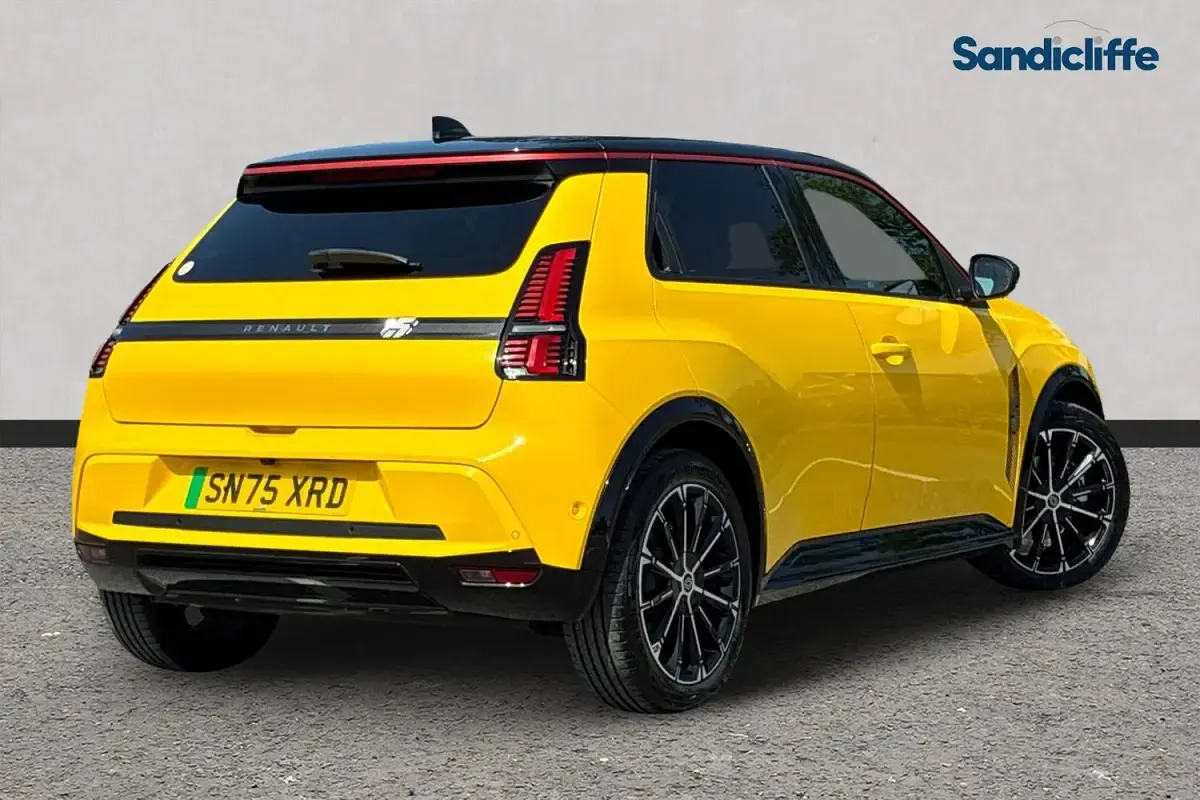 Used Renault R5 Iconic 89 kW (122 HP) 2025 Yellow/black Hatchback