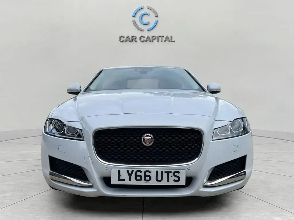 Used Jaguar XF Prestige 180 HP (132 kW) 2016 White Sedan