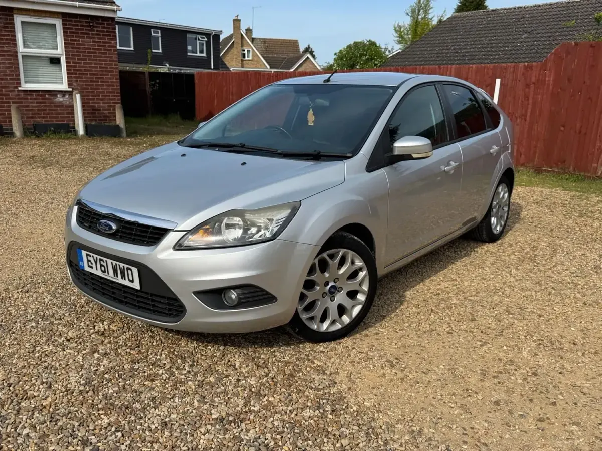 Second-hand Ford Focus Zetec 110 CP (80 kW) 2011 Argintiu Hatchback