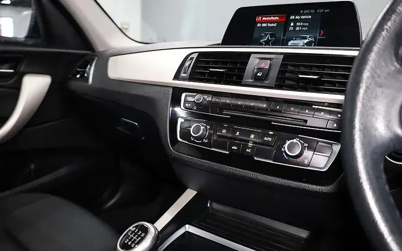 Usado BMW 116 Comfort Edition 116 CV (85 kW) 2019 Gris Utilitario