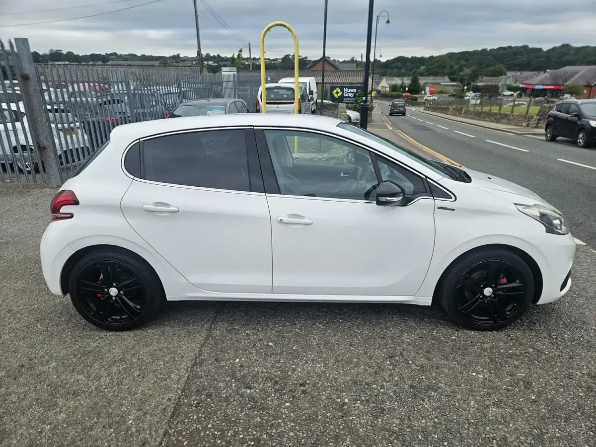 Used Peugeot 208 GT-line 110 HP (80 kW) 2016 White Hatchback