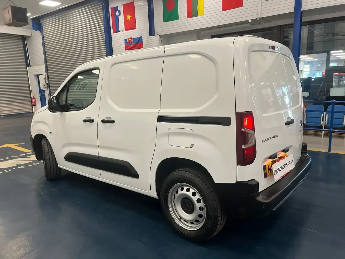 Used Peugeot Partner 100 HP (73 kW) 2021 White MPV
