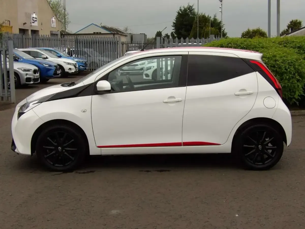 Gebraucht Toyota Aygo x-press 2018 Weiß Kleinwagen