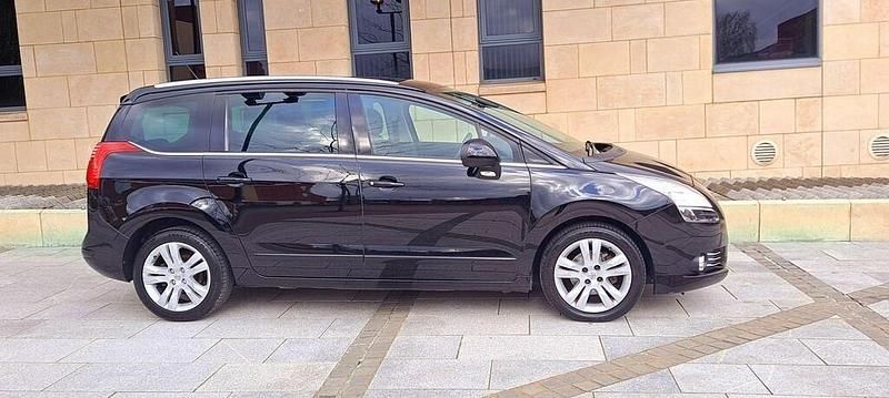 Usado Peugeot 5008 112 HP (82 kW) 2011 Preto Monovolume