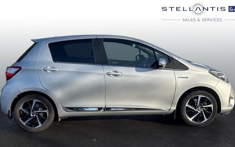 Used Toyota Yaris Hybrid 101 HP (74 kW) 2020 Blue Hatchback