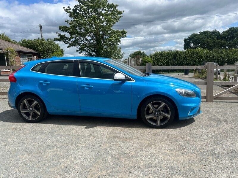 Blue Used 2016 Volvo V40 R-Design Estate | £4,895 (Super price) - Image 1/4