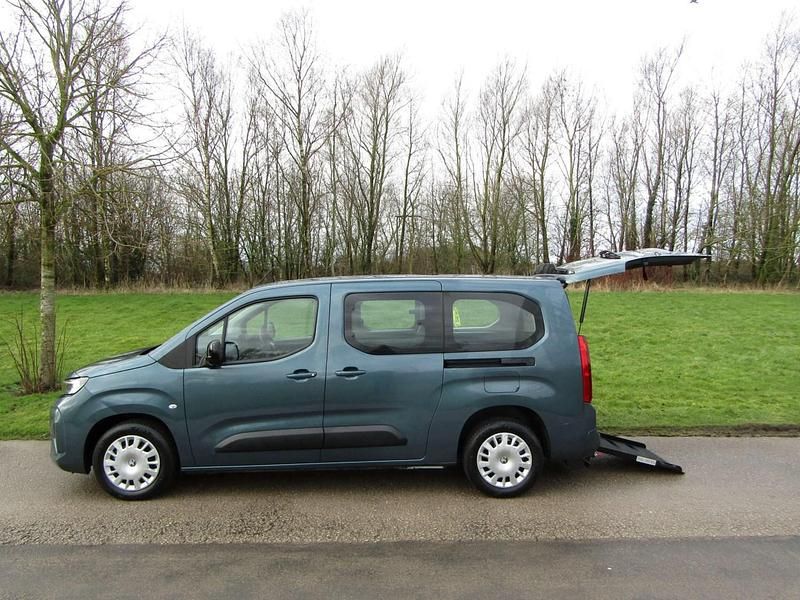 Used Vauxhall Combo Design Edition 2024 Blue MPV