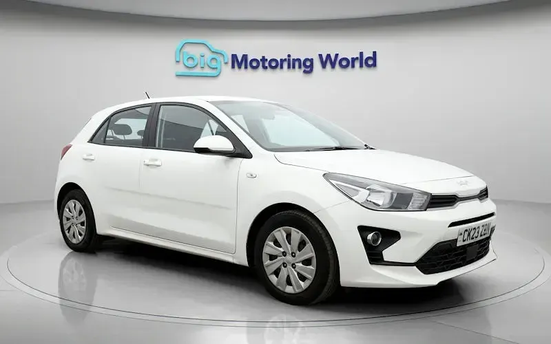 Begagnad Kia Rio 84 HK (61 kW) 2022 Vit Halvkombi