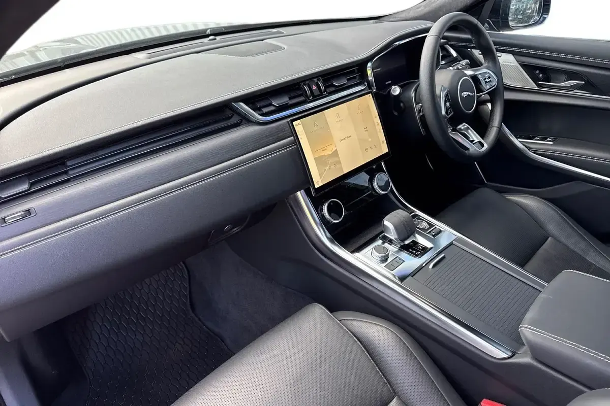 Używany Jaguar XF R-Dynamic 250 KM (183 kW) 2024 Szary Sedan/Limuzyna