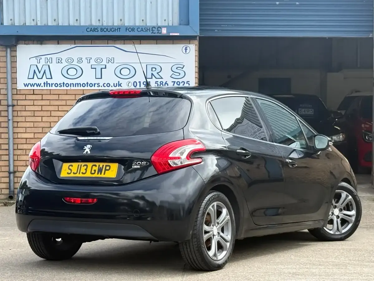 Second-hand Peugeot 208 Allure 2013 Negru Hatchback
