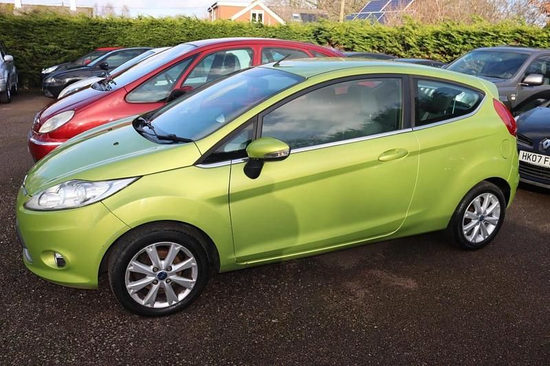 Usado Ford Fiesta Zetec 82 CV (60 kW) 2008 Verde Utilitario