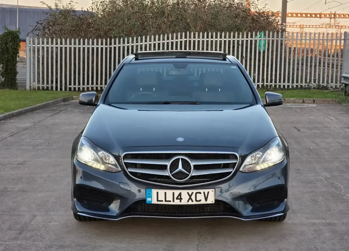 Usado Mercedes E220 AMG 2014 Cinzento Sedan