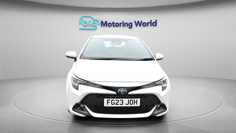 Used Toyota Corolla 140 HP (102 kW) 2023 White Hatchback