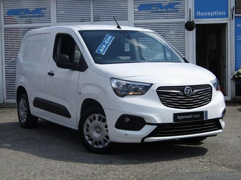 White Used 2020 Vauxhall Combo Sportive MPV | £5,982 (Good price) - Image 1/4