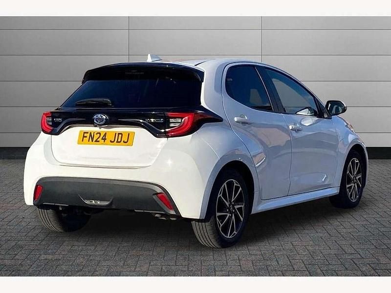 Used Toyota Yaris Hybrid Design 116 HP (85 kW) 2024 White Hatchback