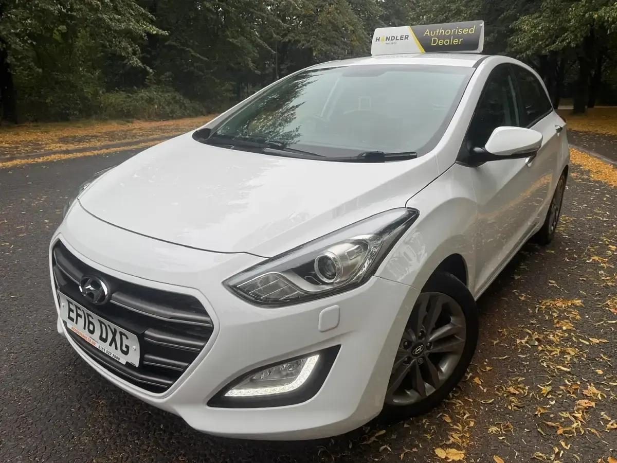 Used Hyundai i30 Premium 118 HP (86 kW) 2016 White Hatchback
