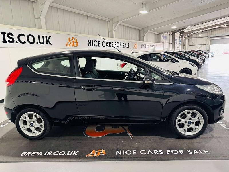 Usado Ford Fiesta Zetec 82 HP (60 kW) 2012 Preto Citadino