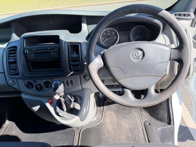 Second-hand Vauxhall Vivaro 113 CP (83 kW) 2014 Alb Monovolum