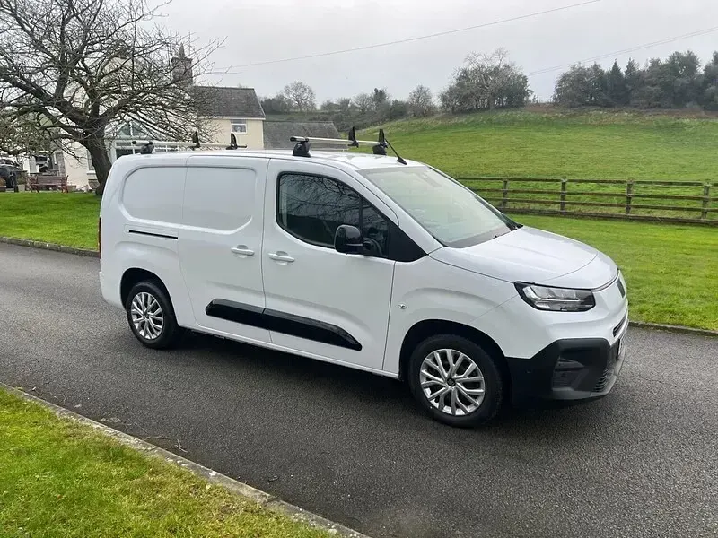 Used Fiat Doblò 100 HP (73 kW) 2024 White MPV