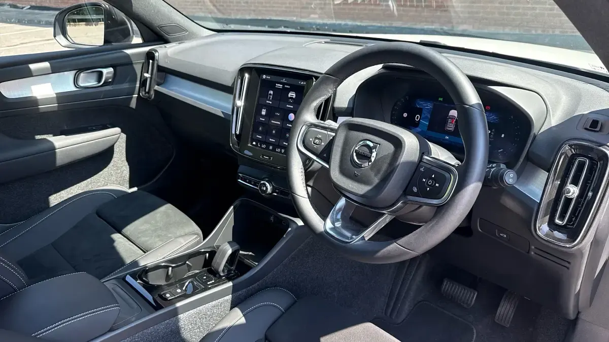 Used Volvo XC40 Plus 197 HP (144 kW) 2025 White SUV