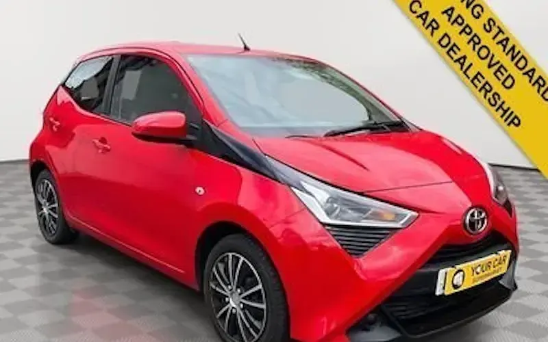 Usado Toyota Aygo X-play 72 CV (52 kW) 2020 Rojo Utilitario