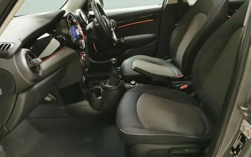 Usado Mini Cooper Classic 136 HP (100 kW) 2022 Cinzento Citadino