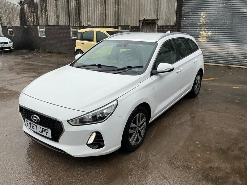 Used Hyundai i30 SE 140 HP (102 kW) 2017 White Estate