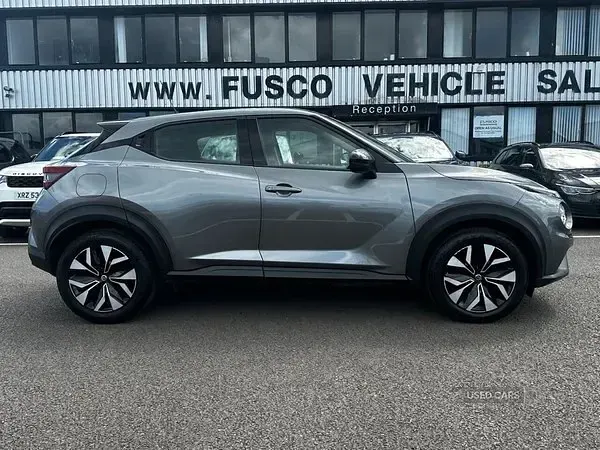 Usado Nissan Juke Acenta 114 HP (83 kW) 2022 Cinzento SUV