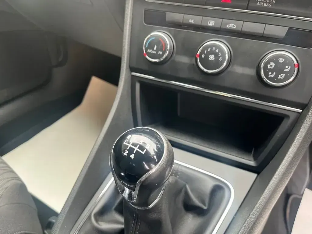 Used Seat Leon SE 105 HP (77 kW) 2014 Silver Hatchback