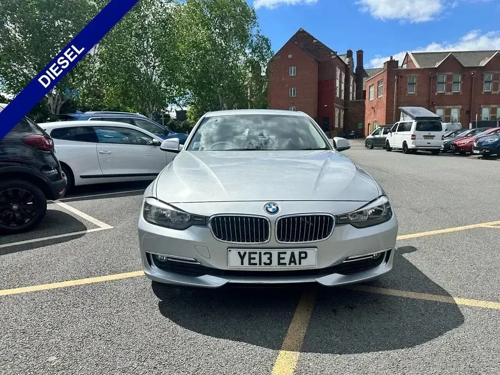 Usado BMW 320 Luxury Line 184 HP (135 kW) 2013 Prateado Sedan