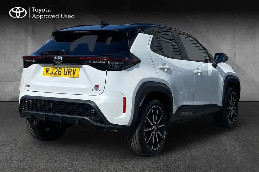 New Toyota Yaris Cross Sport 128 HP (94 kW) 2026 Platinum white pearl with black roof SUV