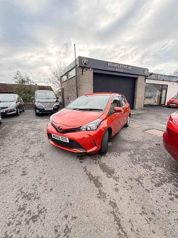 Usado Toyota Vitz 2025 Naranja Utilitario
