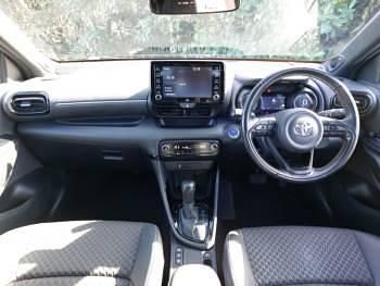 Used Toyota Yaris Hybrid 116 HP (85 kW) 2021 Blue Hatchback