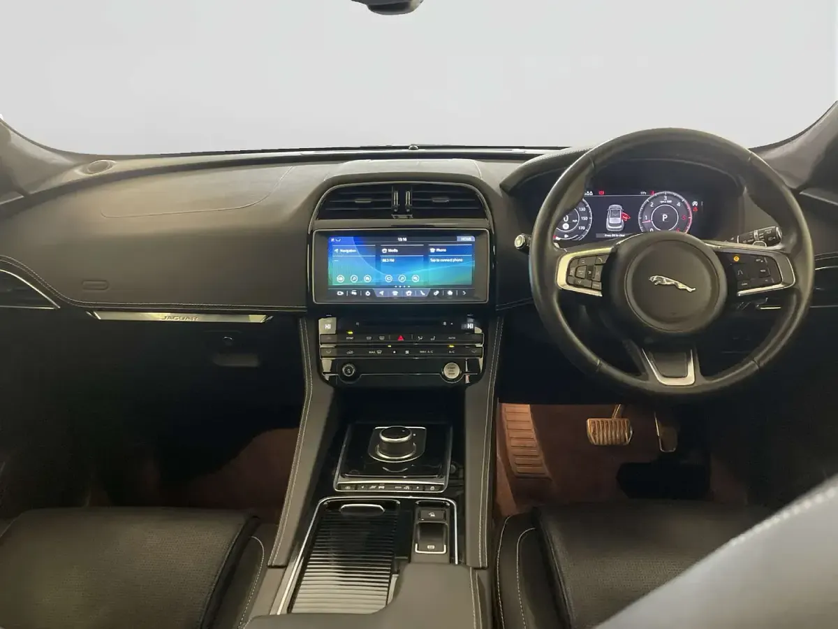 Begagnad Jaguar F-Pace Chequered Flag 180 HK (132 kW) 2020 Svart SUV