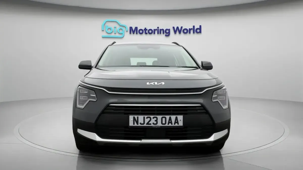 Usado Kia Niro 141 HP (103 kW) 2023 Cinzento SUV
