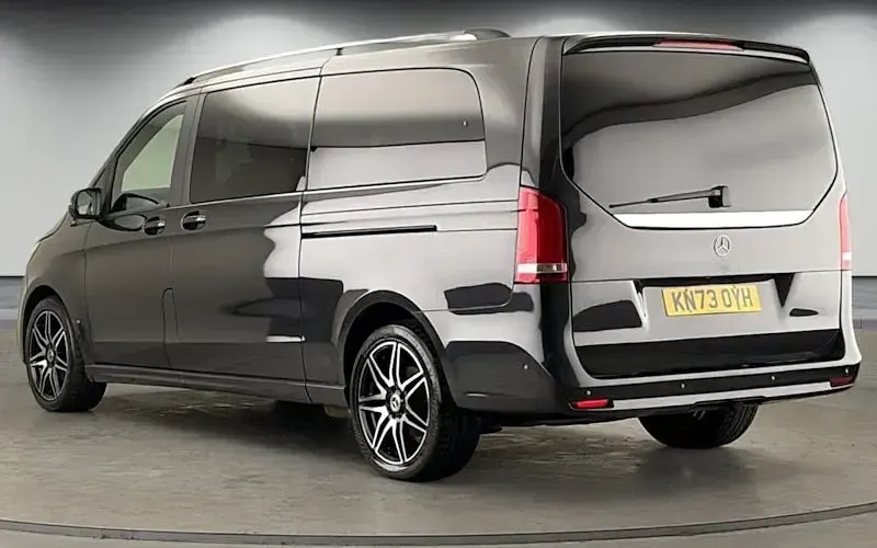 Usado Mercedes V300 AMG line 237 HP (174 kW) 2023 Cinzento Monovolume