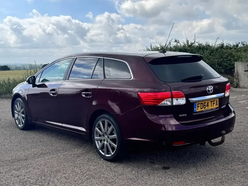 Used Toyota Avensis 150 HP (110 kW) 2014 Red Estate