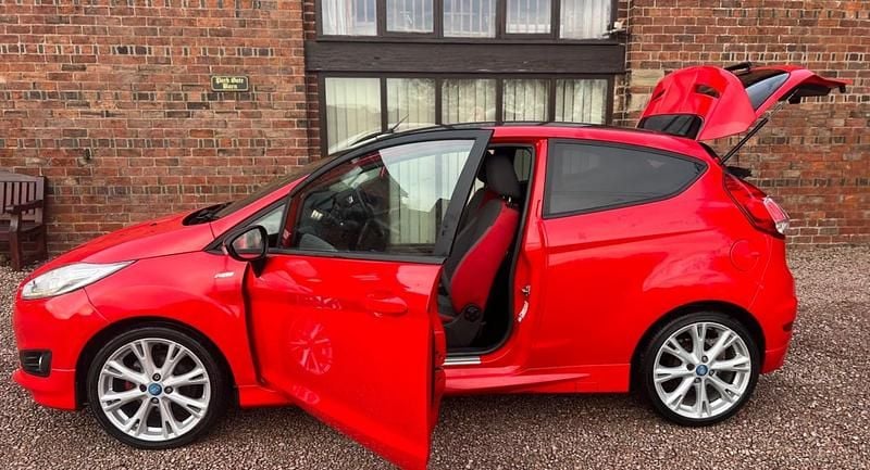 Used Ford Fiesta ST-Line 140 HP (102 kW) 2016 Red Hatchback