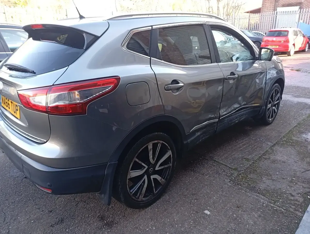 Used Nissan Qashqai Tekna 115 HP (84 kW) 2016 Grey SUV